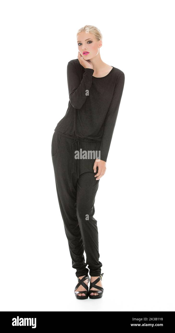Rappresenta l'epitome dello stile. Ritratto integrale di una giovane donna alla moda isolata su bianco. Foto Stock