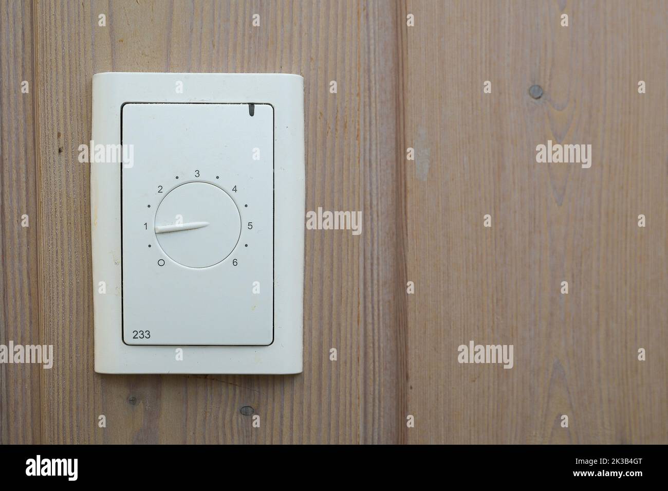 Controllo del riscaldamento a pavimento su pannello di pino, Danimarca, 20 settembre 2022 Foto Stock