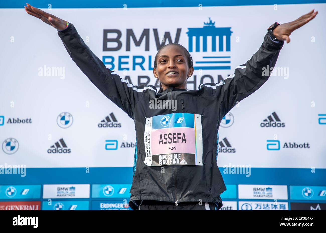 Berlino, Germania. 25th Set, 2022. Atletica: Maratona, decisione delle donne. Tigist Assefa dall'Etiopia alza le braccia dopo aver superato il traguardo come prima donna nella BMW Berlin Marathon dopo 2:15:37 ore. Credit: Andreas Gora/dpa/Alamy Live News Foto Stock