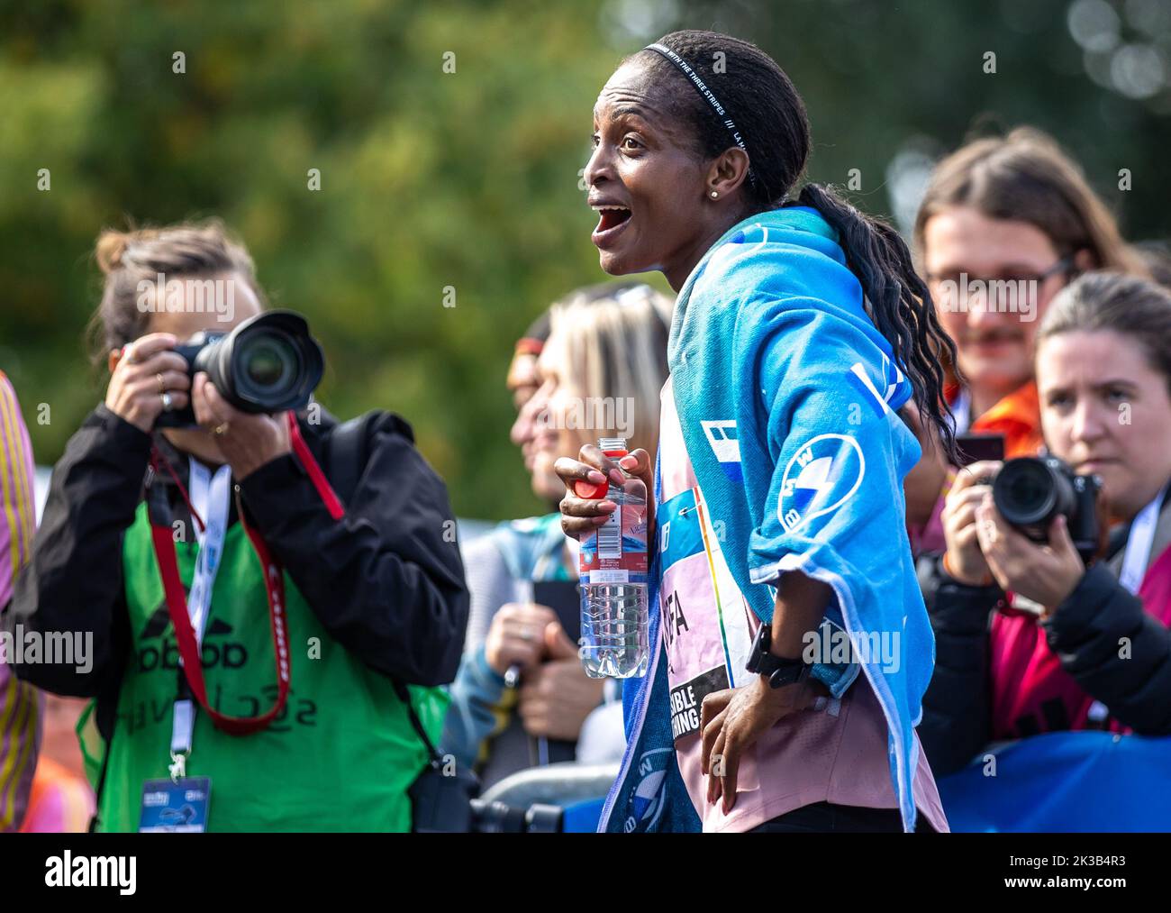 Berlino, Germania. 25th Set, 2022. Atletica: Maratona, decisione delle donne. Tigist Assefa dall'Etiopia fa il tifo dopo che è stata la prima donna ad attraversare il traguardo alla BMW Berlin Marathon dopo 2:15:37 ore. Credit: Andreas Gora/dpa/Alamy Live News Foto Stock