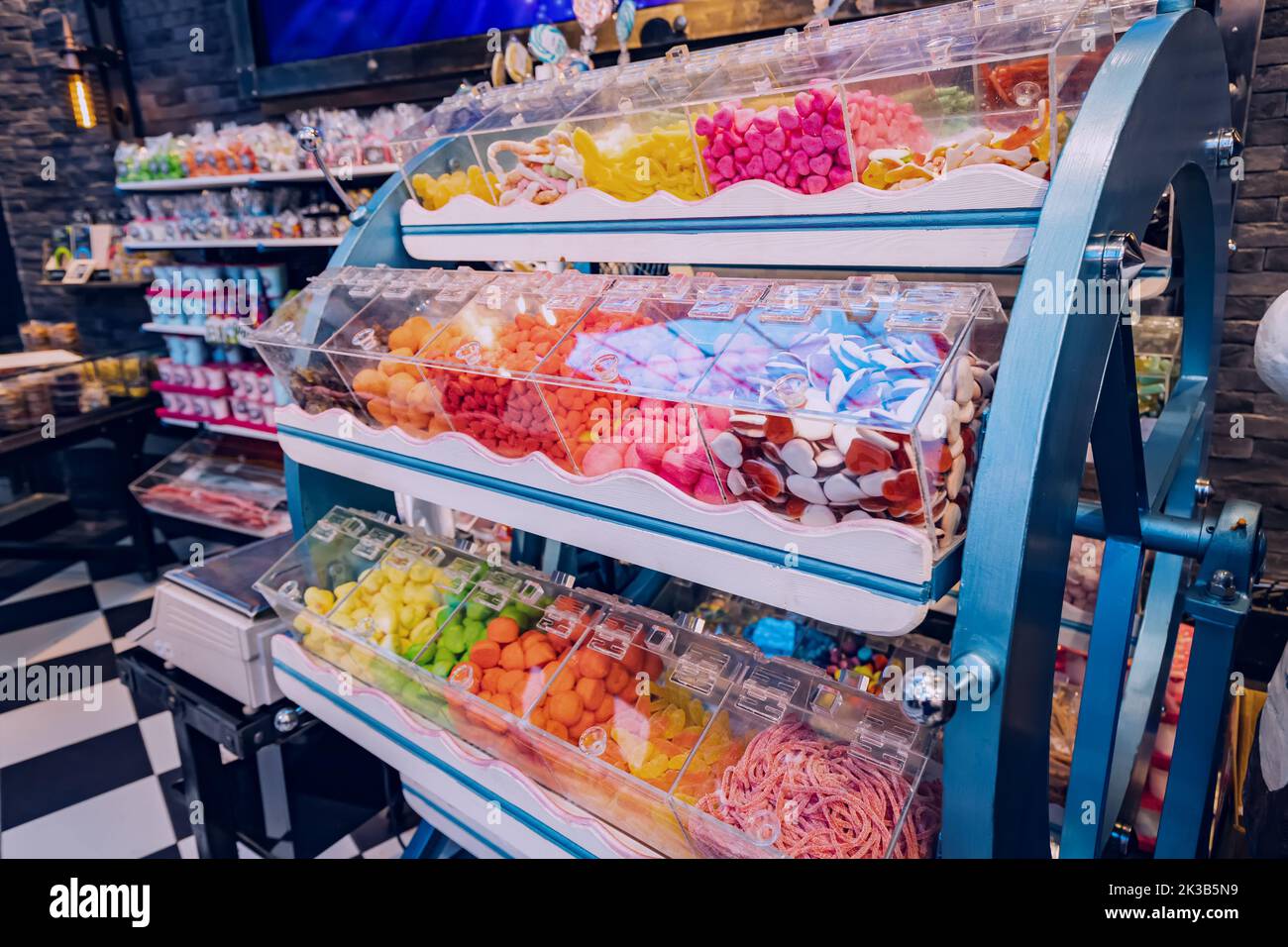 vetrina del negozio di dolciumi con un assortimento di dolci e gelatine per bambini. Foto Stock
