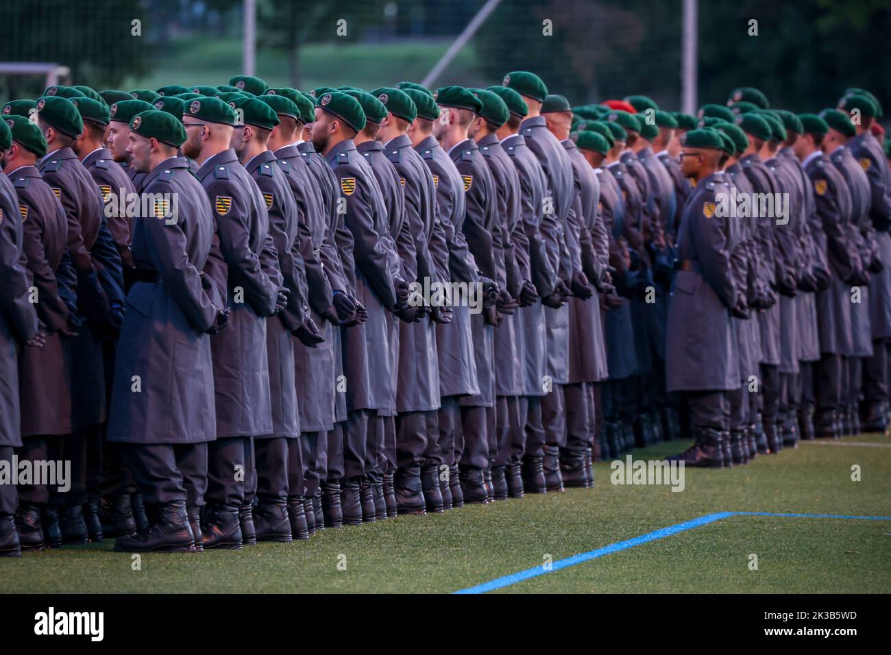 Pockau Lengefeld, Germania. 22nd Set, 2022. Le reclute dei Marienberg Hunters del Battaglione Panzergrenadier 371 sono in palio per una richiesta di lancio in pegno su un campo sportivo nelle Ore Mountains. Durante la cerimonia, i 120 uomini e donne giurarono di servire fedelmente la Repubblica Federale. Il battaglione è di stanza a Marienberg (Erzgebirgskreis) e appartiene a Panzergrenadier Brigade 37. I soldati associati possono essere dispiegati, tra l'altro, per la difesa nazionale e dell'alleanza in patria e all'estero. Credit: Jan Woitas/dpa/Alamy Live News Foto Stock