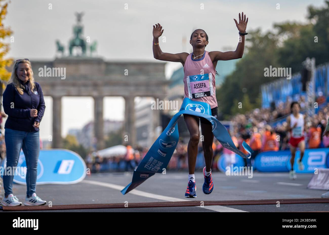 Berlino, Germania. 25th Set, 2022. Atletica: Maratona, decisione delle donne. Tigist Assefa dall'Etiopia alza le braccia dopo aver superato il traguardo come prima donna nella BMW Berlin Marathon dopo 2:15:37 ore. Credit: Andreas Gora/dpa/Alamy Live News Foto Stock