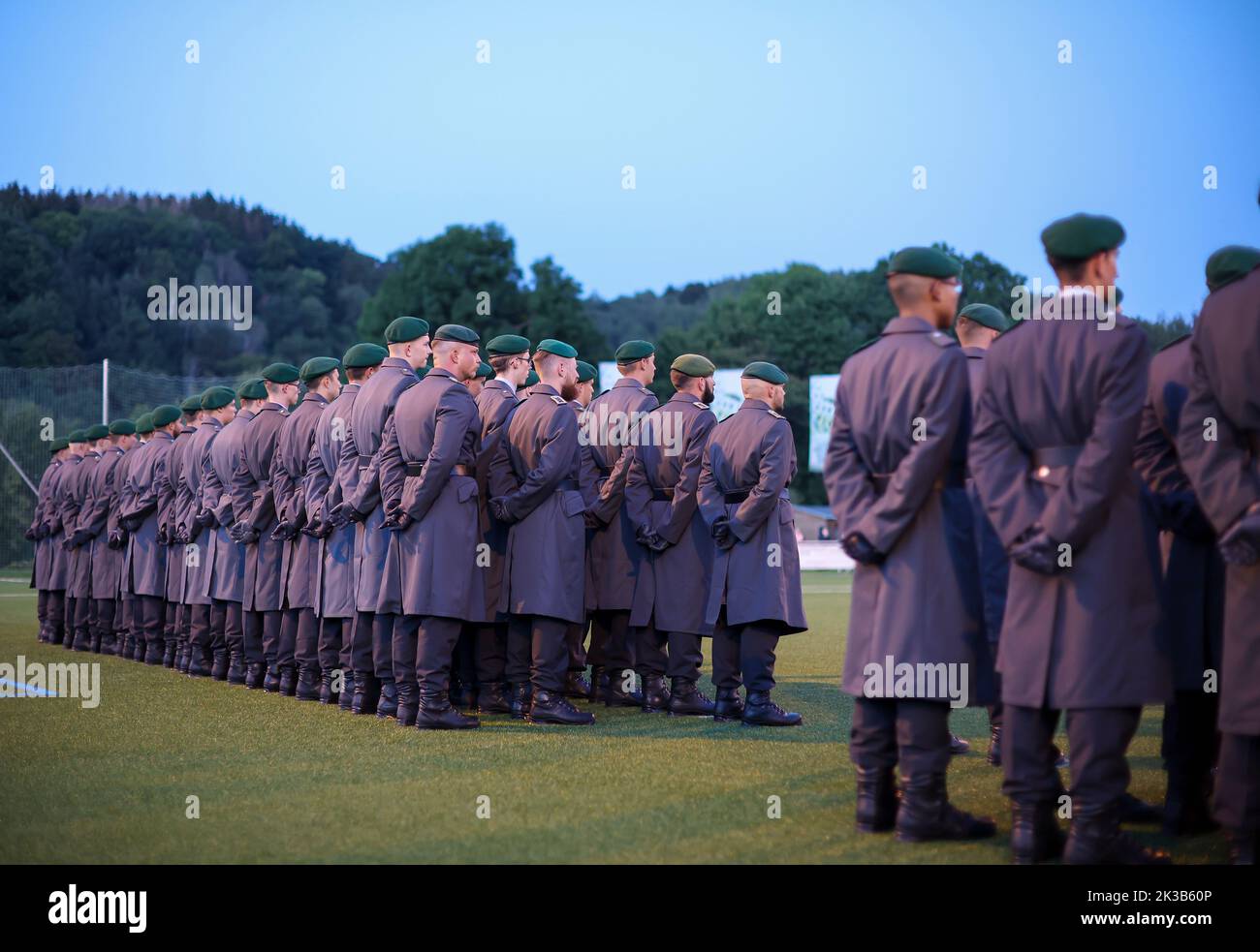 Pockau Lengefeld, Germania. 22nd Set, 2022. Le reclute dei Marienberg Hunters del Battaglione Panzergrenadier 371 sono in palio per una richiesta di lancio in pegno su un campo sportivo nelle Ore Mountains. Durante la cerimonia, i 120 uomini e donne giurarono di servire fedelmente la Repubblica Federale. Il battaglione è di stanza a Marienberg (Erzgebirgskreis) ed è parte della Brigata Panzergrenadier 37. I soldati associati possono essere dispiegati, tra l'altro, per la difesa nazionale e dell'alleanza in patria e all'estero. Credit: Jan Woitas/dpa/Alamy Live News Foto Stock