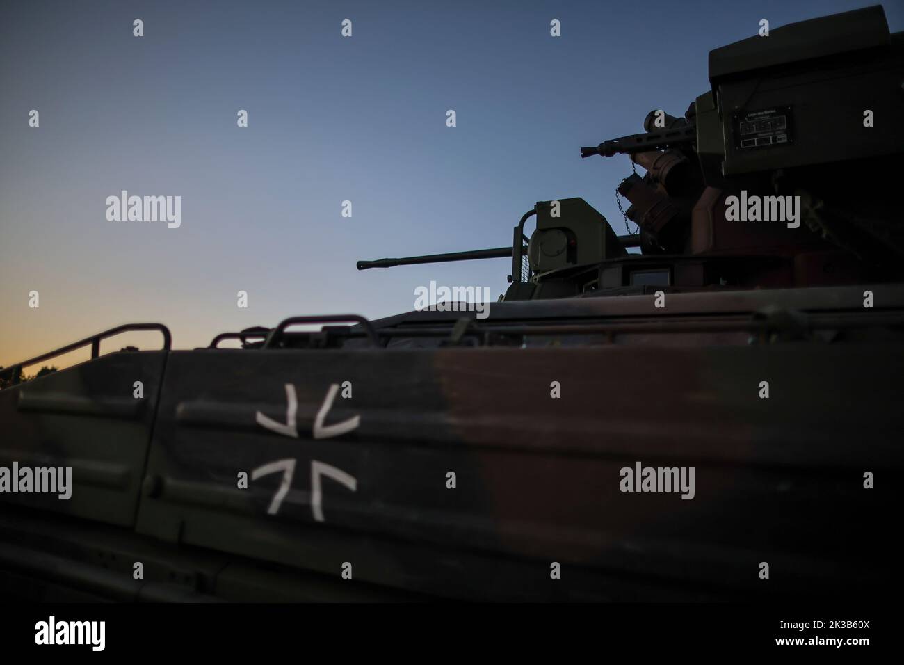 Pockau Lengefeld, Germania. 22nd Set, 2022. Un veicolo da combattimento di fanteria Marder dei Marienberg Hunters del Battaglione di fanteria blindata del 371 è sinonimo di un appello in pegno su un campo sportivo nelle Ore Mountains. Durante la cerimonia, i 120 uomini e donne giurarono di servire fedelmente la Repubblica Federale. Il battaglione è di stanza a Marienberg (Erzgebirgskreis) e appartiene alla brigata di fanteria blindata 37. I soldati associati possono essere dispiegati, tra l'altro, per la difesa nazionale e dell'alleanza in patria e all'estero. Credit: Jan Woitas/dpa/Alamy Live News Foto Stock