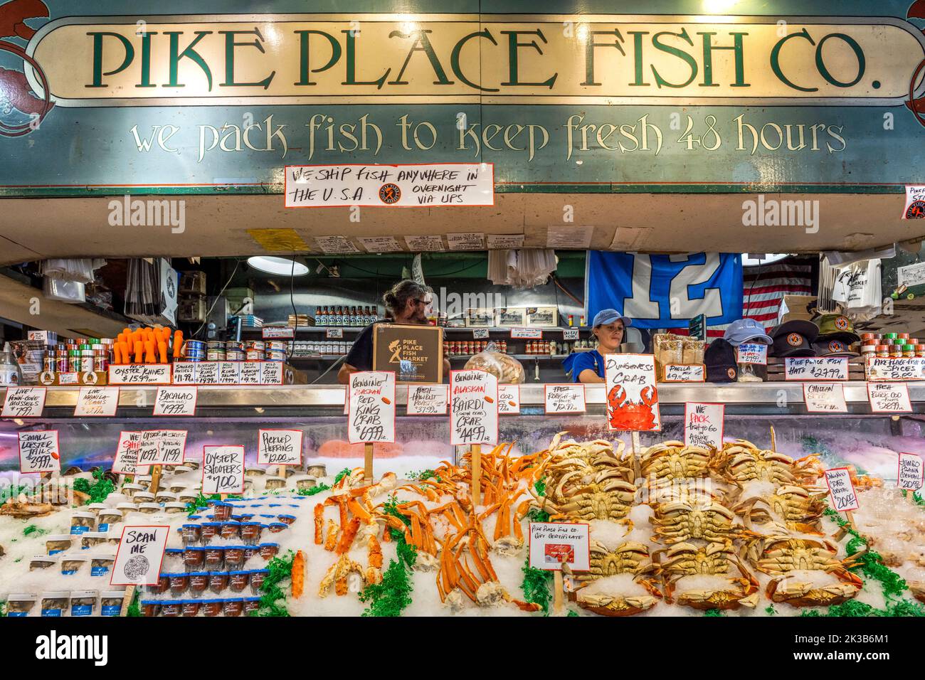 Stand di pesce al Pike Place Market, Seattle, Washington, USA Foto Stock