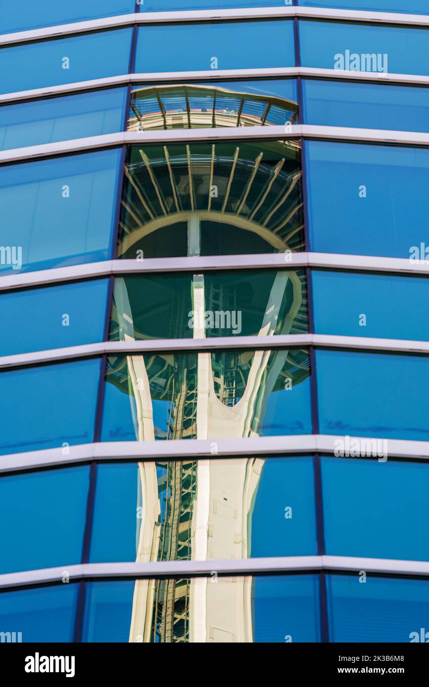 Lo Space Needle si riflette in un edificio vetroso, Seattle, Washington, USA Foto Stock