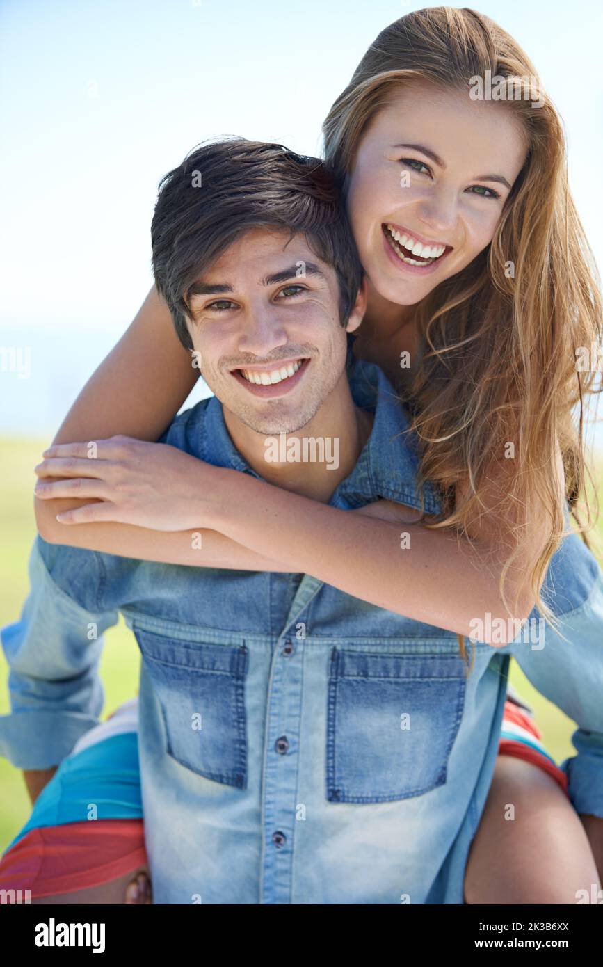 Ahhhhh, amore giovane. Una giovane coppia che si gode una bella giornata all'aria aperta. Foto Stock