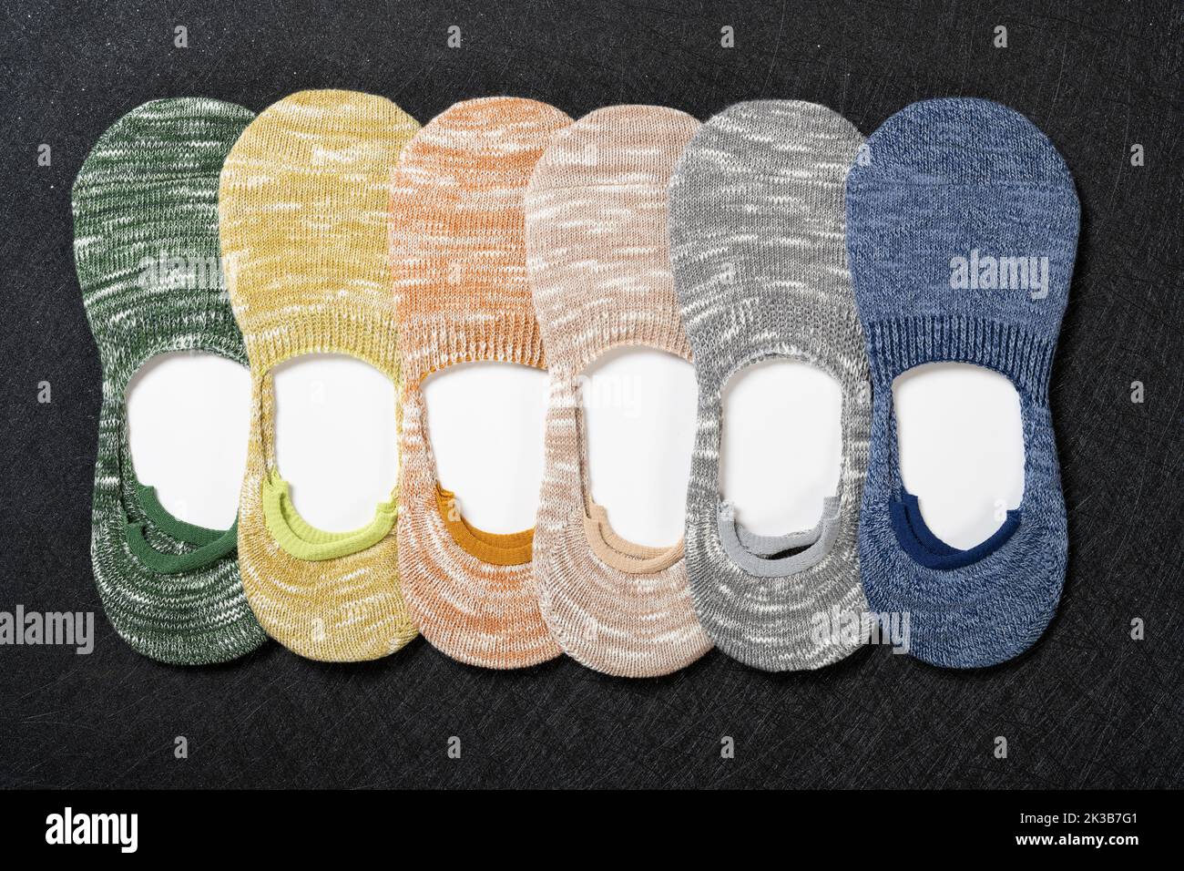 top view diversi colori calze per uomo su sfondo nero Foto Stock