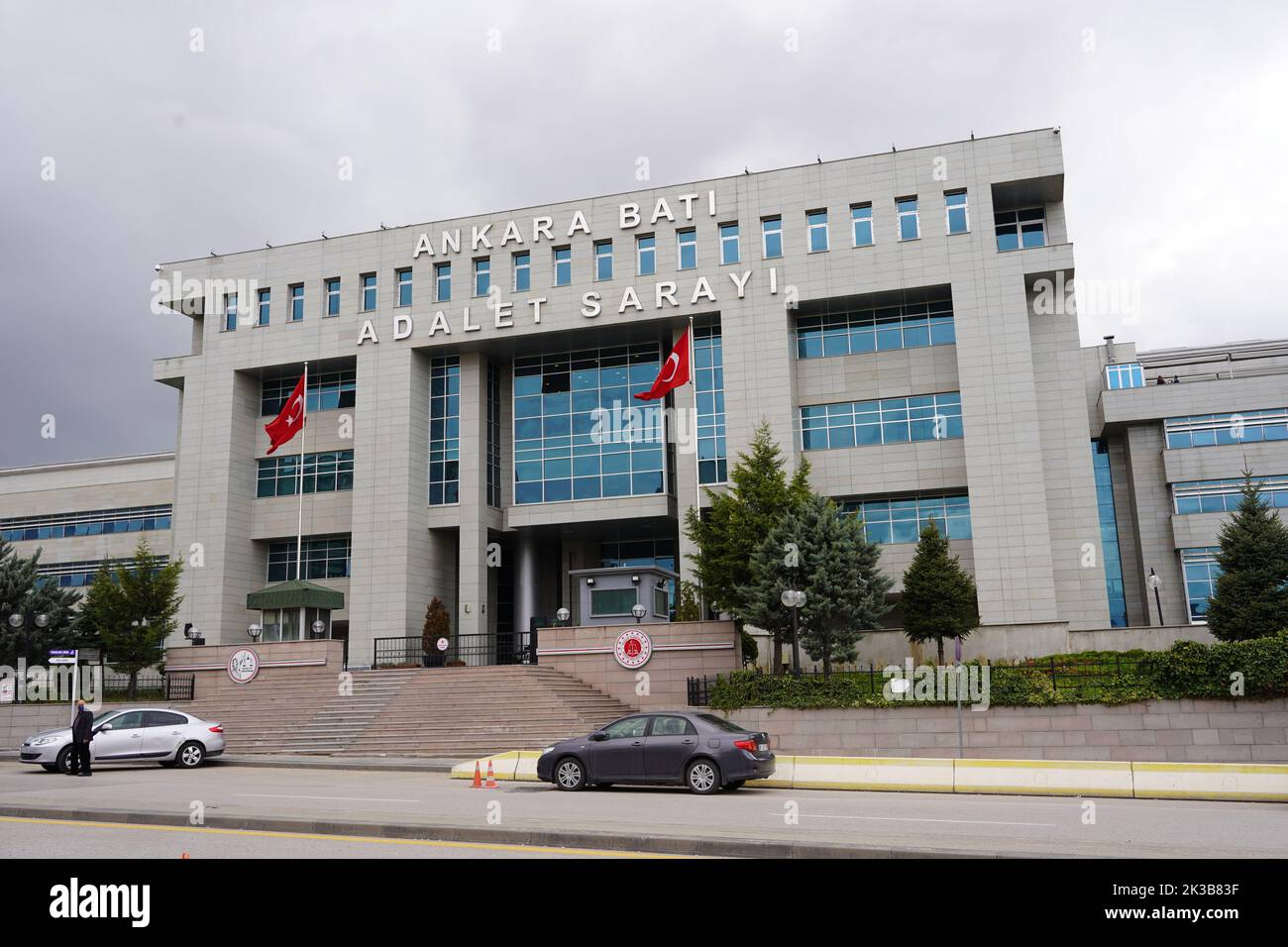 Turchia Ankara - Aprile 26 2021: Autostrada 20, Republıc della Turchia Mınıstry di Justıce, edificio del tribunale occidentale Foto Stock