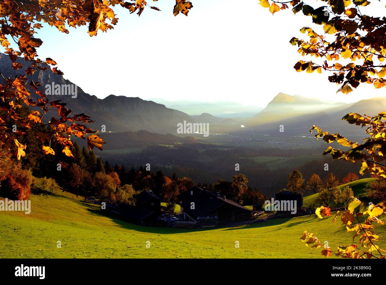 Vista autunnale sulla valle degli alberghi vicino, Kufstein District, Tirolo, Austria Foto Stock