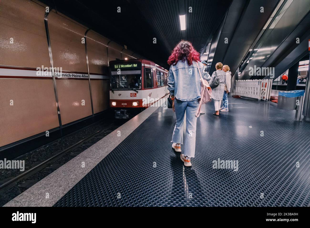 21 luglio 2022, Dusseldorf, Germania: I passeggeri in metropolitana o metropolitana vanno al treno in avvicinamento. Linee di trasporto pubblico e orari Foto Stock