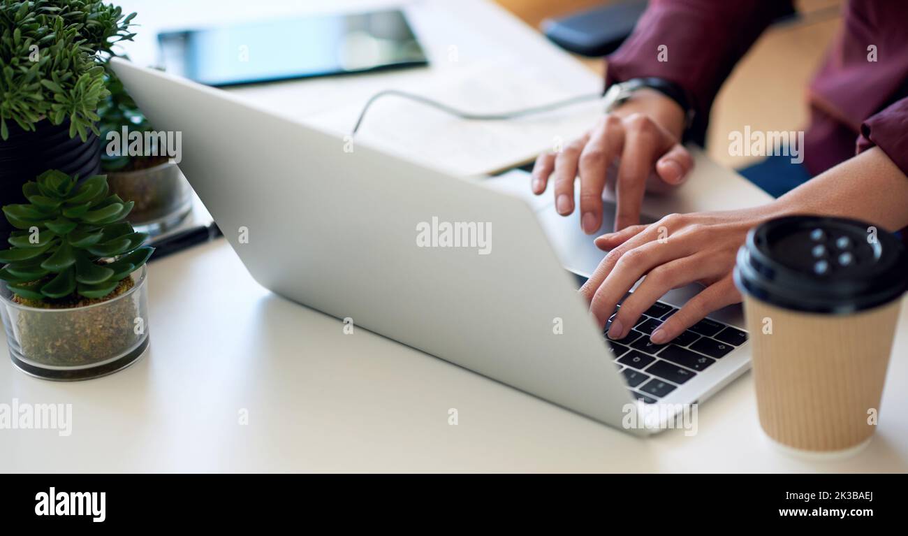 Laptop, ufficio e donna d'affari scrivono sulla tastiera per e-mail, ricerca su Internet o copywriting nel marketing o nella gestione dei social media Foto Stock