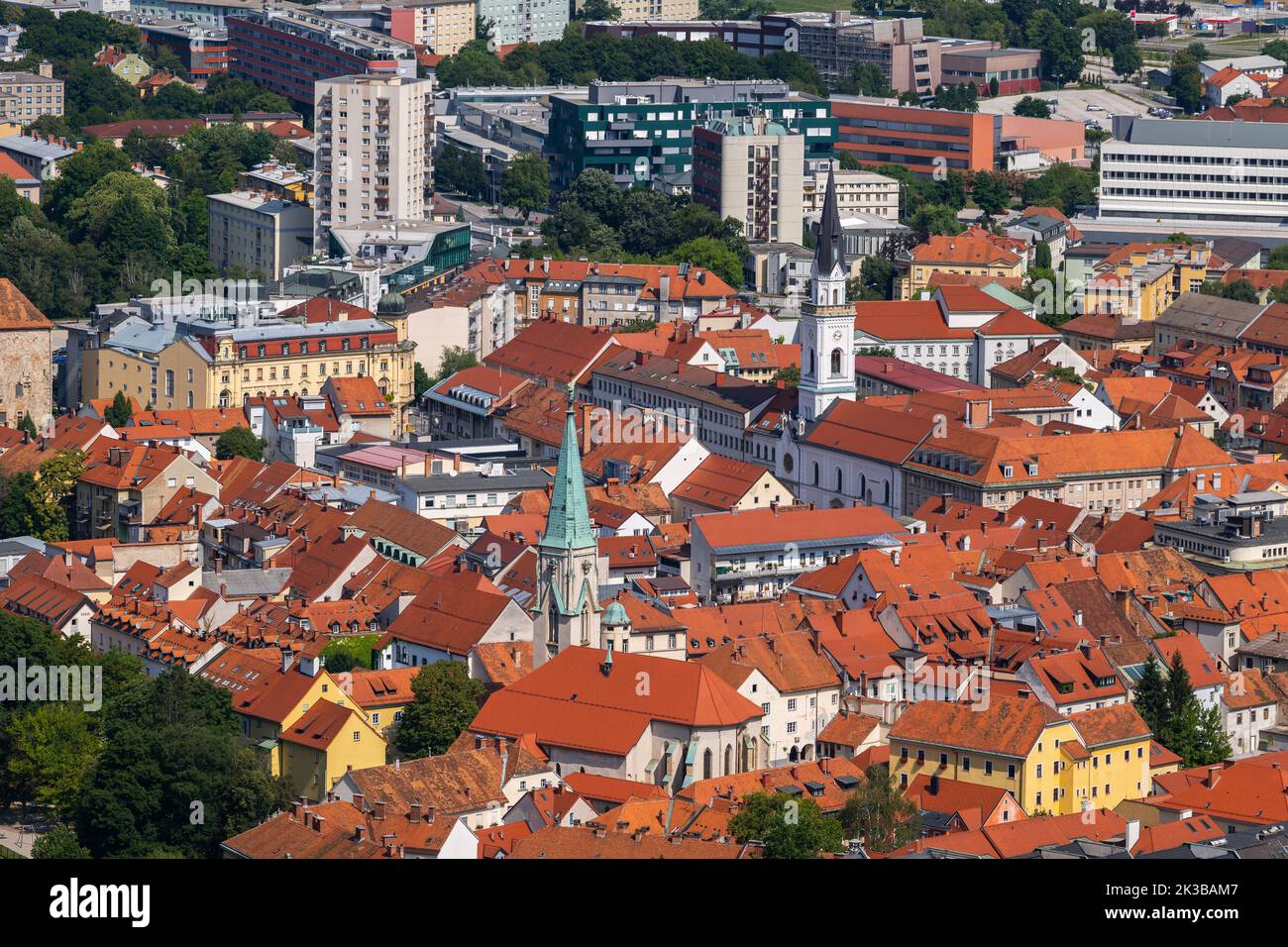 La città di Celje è un paesaggio urbano in Slovenia, con vista sui tetti di tegole rosse della città vecchia. Foto Stock