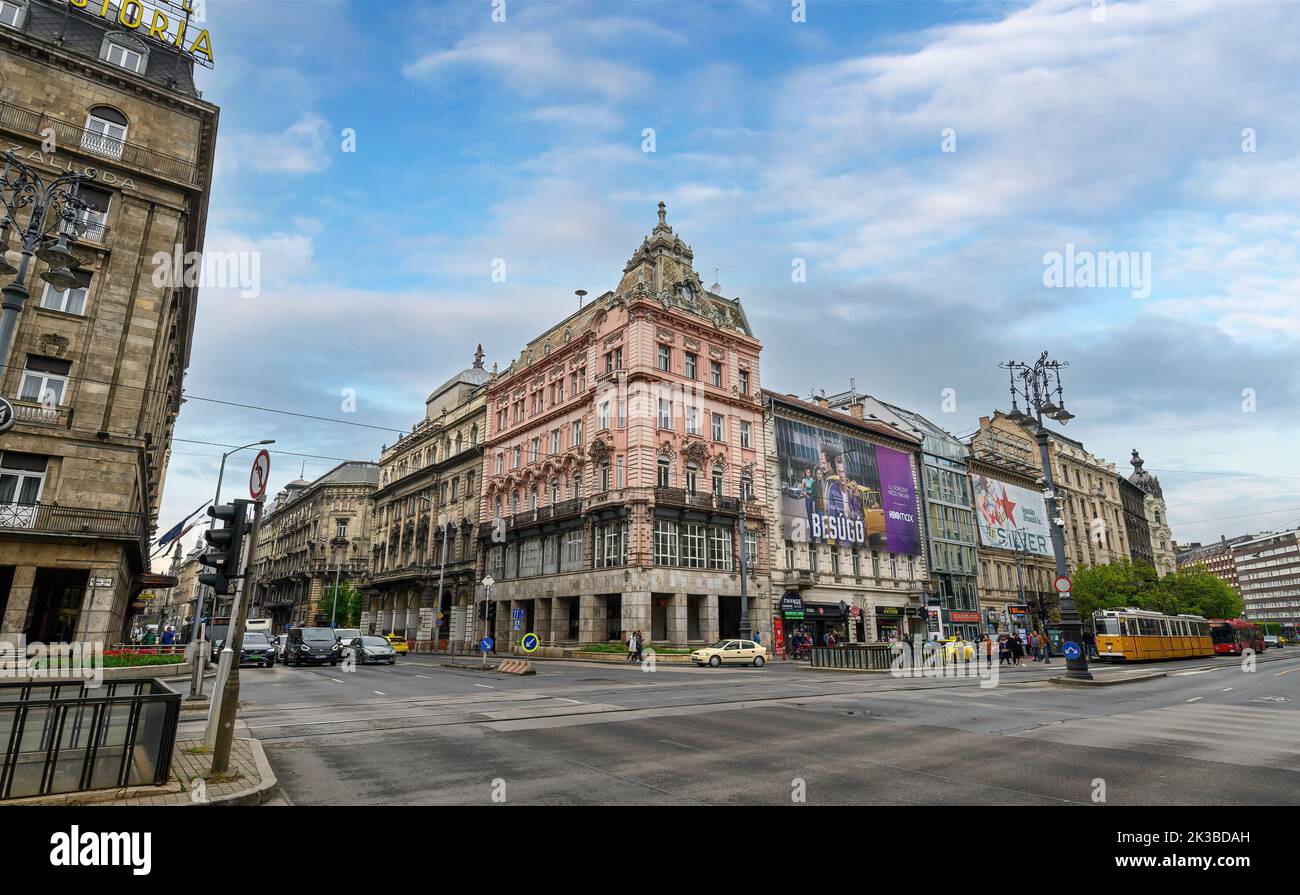 Budapest, Ungheria. Vista frontale di un bellissimo edificio antico nel centro della città Foto Stock