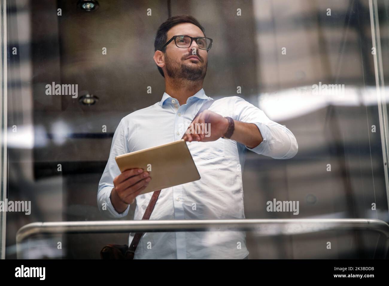 Ritratto di un uomo d'affari di successo con un tablet digitale in ufficio. Concetto di tecnologia per gli uomini d'affari Foto Stock