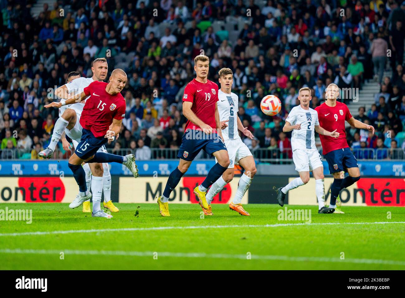 Ljubljana, Slovenia 20220924.i Leo Skiri Østigård, Alexander Sørloth ed Erling Braut Haaland della Norvegia durante la partita di calcio della Nations League tra Slovenia e Norvegia allo Stozice Stadium. Foto: Fredrik Varfjell / NTB Foto Stock