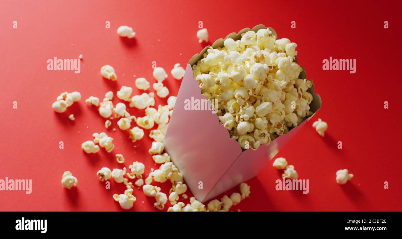 Immagine di primo piano di popcorn su sfondo rosso Foto Stock