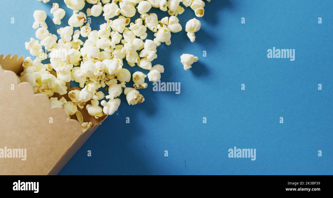 Immagine di primo piano di una scatola di popcorn su sfondo blu Foto Stock