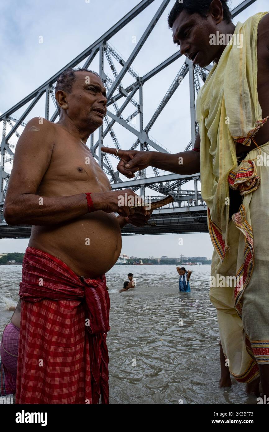 Kolkata, India. 25th Set, 2022. Un devoto che fa rituale nel fiume Ganges durante la celebrazione di Tarpana. Oggi Kolkata ha assistito a un'enorme congestione su tutti i Ghati a causa del programma 'Tarpana'. La Tarpana è il processo per rendere gratitudine e rispetto verso l'antenato. Oggi è il giorno di Mahalaya, l'inizio di 'Devipokho' e la fine di 'Pitripokho'. (Foto di Swattik Jana/Pacific Press) Credit: Pacific Press Media Production Corp./Alamy Live News Foto Stock