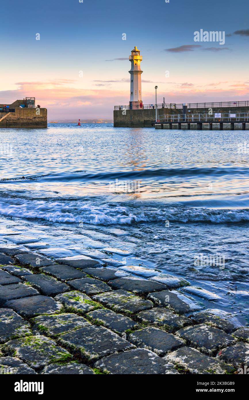 Alba al porto di Newhaven sul Firth of Forth, Edimburgo, Scozia. Foto Stock