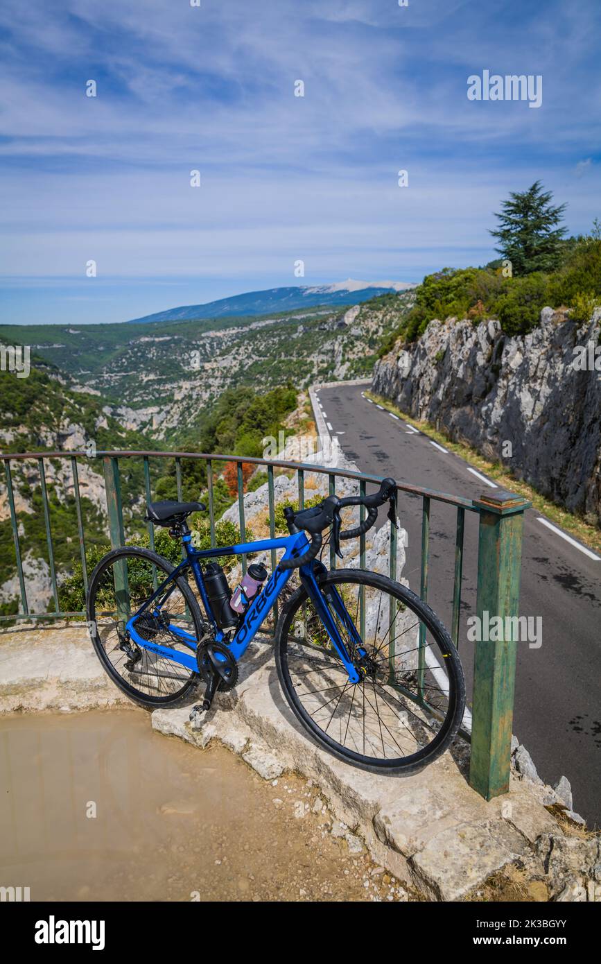 Bici da strada elettrica Orbea con vista sulle Gorges de la Nesque, Provenza, Francia. Foto Stock
