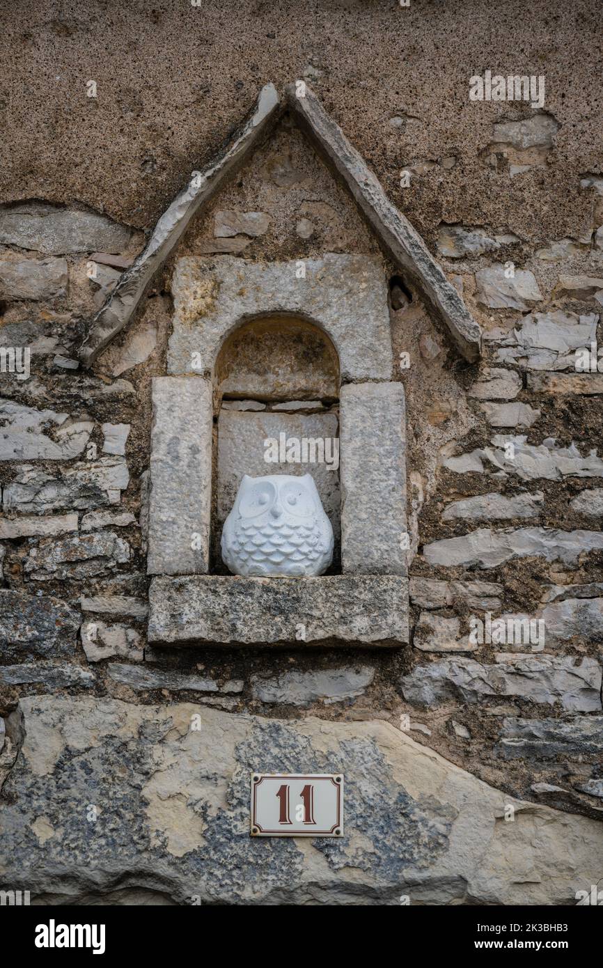 Un gufo scolpito in pietra protegge la porta di una proprietà familiare vicino a Beaune, Borgogna, Francia. Foto Stock