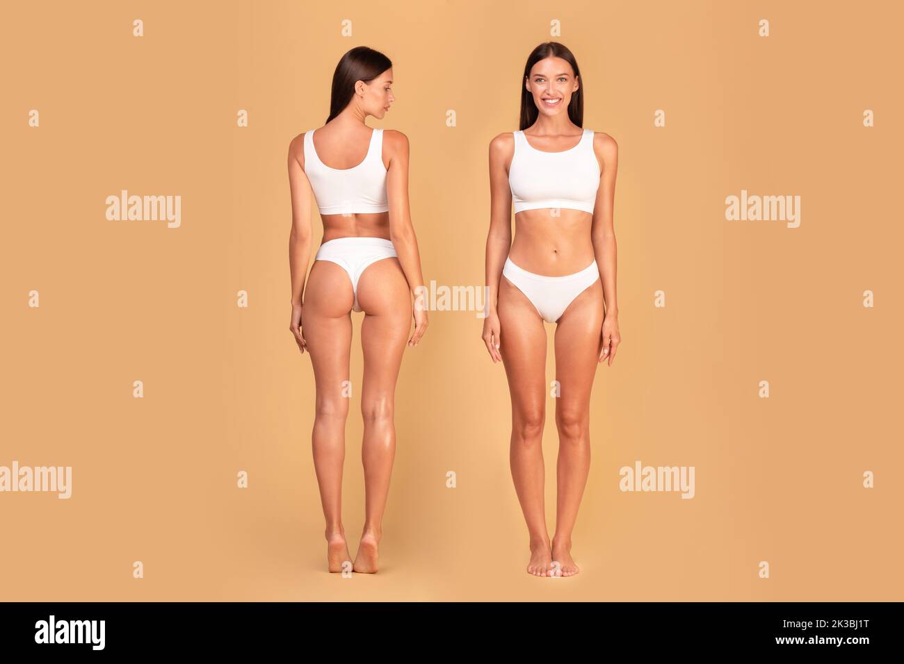 Immagine a tutta lunghezza della vista anteriore e posteriore di una donna snella che si posa su sfondo beige, a dimostrazione della perfetta forma del corpo Foto Stock