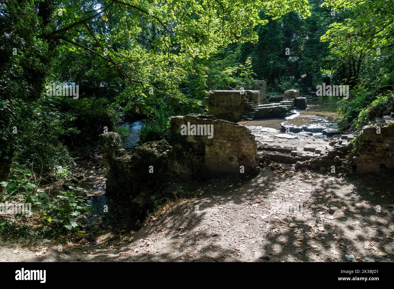 Resti, rovine, di, River Paper Mill, Kearsney Abbey, Kearsney, dover, Kent, Inghilterra Foto Stock