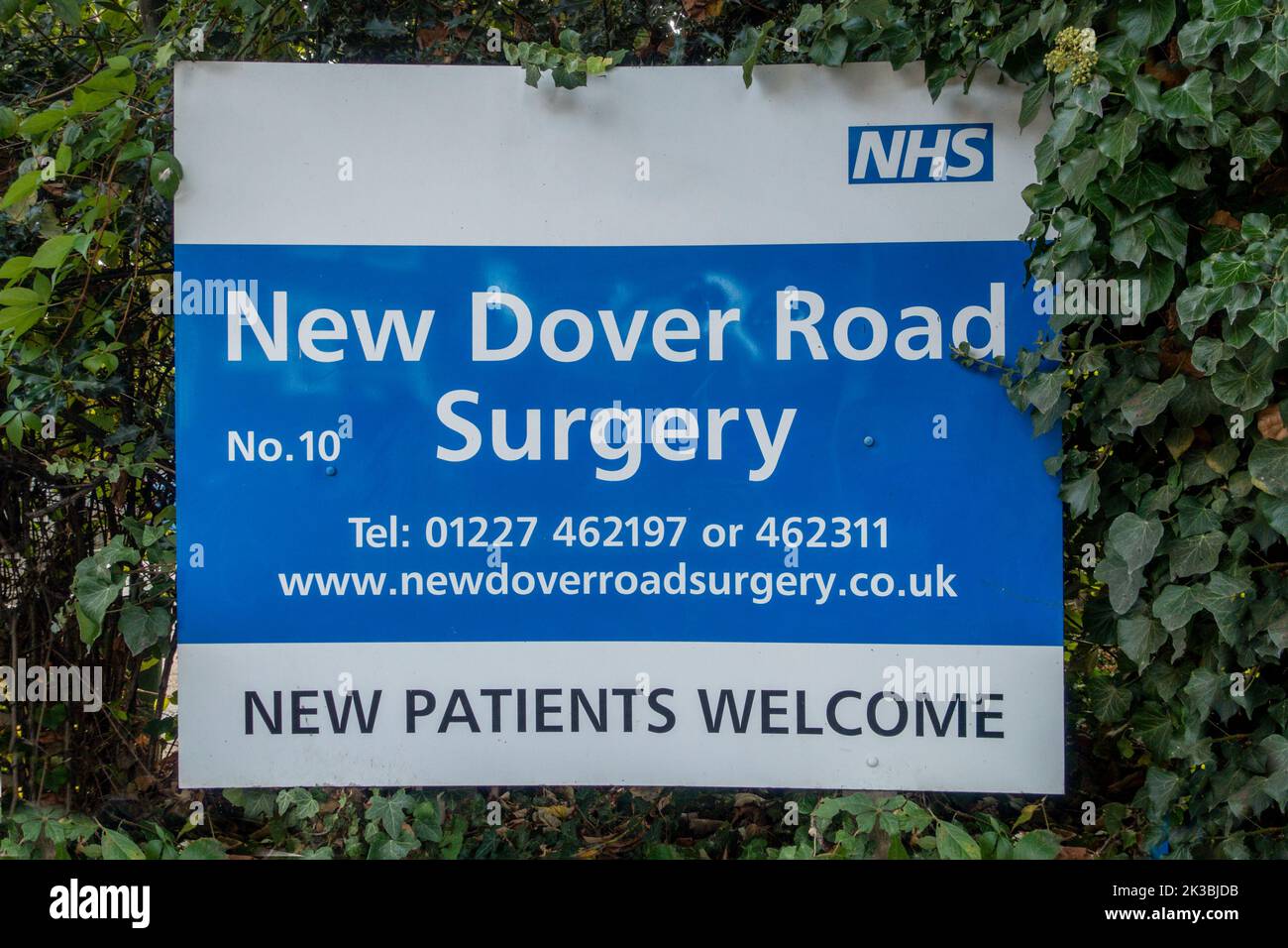 Medici Chirurgia, segno, nuovi pazienti Benvenuti, Canterbury, Kent, Inghilterra Foto Stock