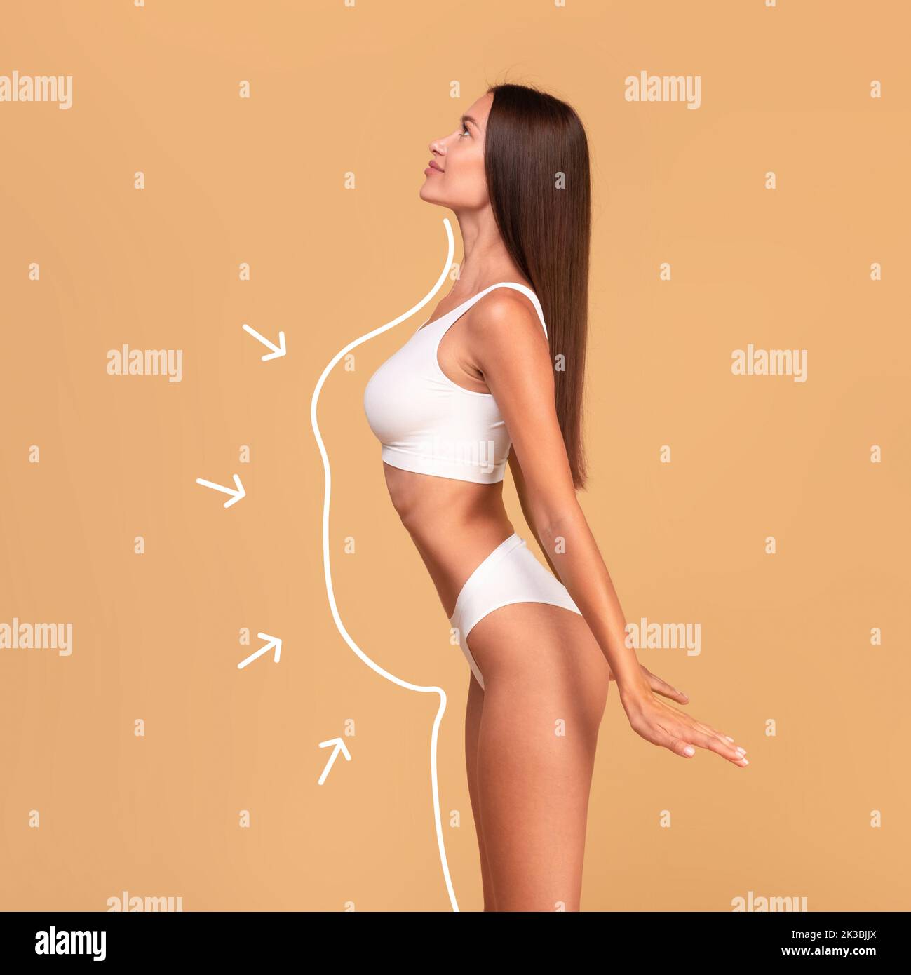 Concetto di dimagrimento. Vista laterale di una donna slim in lingerie bianche con una perfetta forma del corpo con contorni e frecce Foto Stock