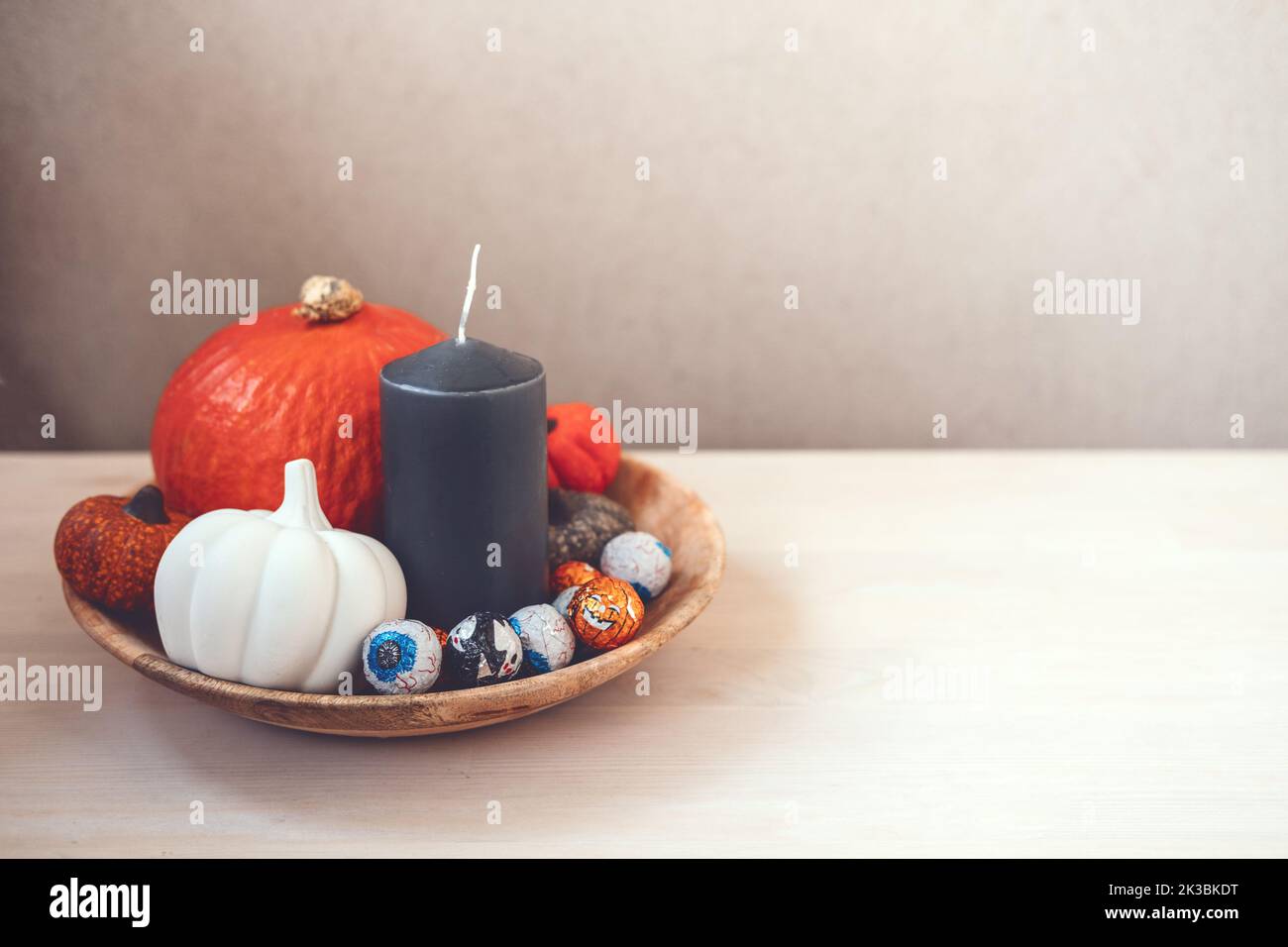 Halloween sostenibile. Halloween ecologico, plastica libera trucco-o-trattamento, Halloween verde. Zero rifiuti Halloween decorazione zucca, caramella foglio in Foto Stock