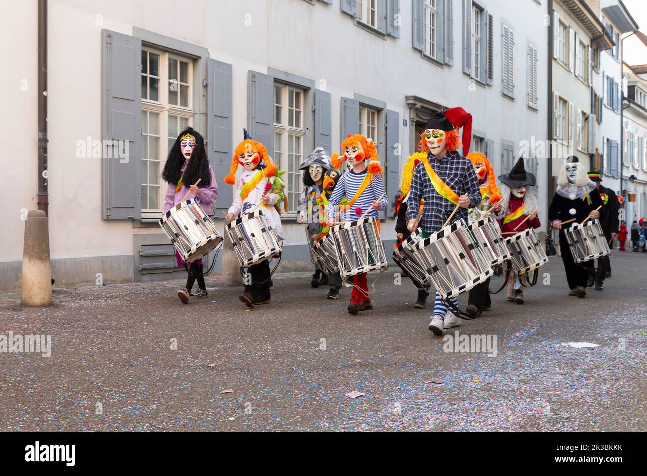 Svizzera, Basilea, 8 marzo 2022. Piccolo gruppo di batteristi di carnevale in costumi colorati Foto Stock