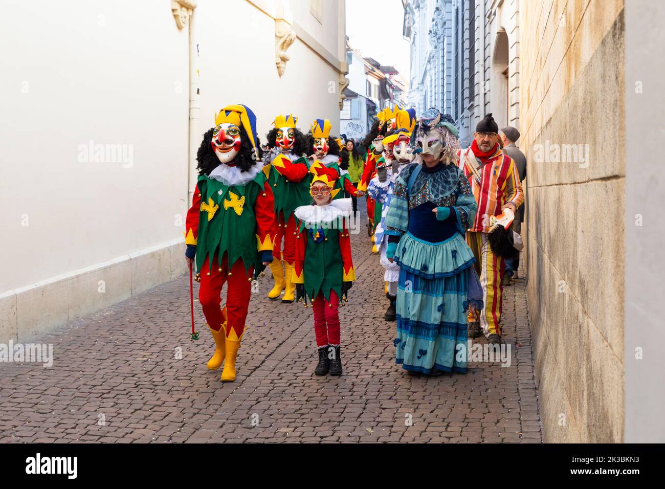 Svizzera, Basilea, 7 marzo 2022. Piccolo gruppo di partecipanti al carnevale in costumi colorati Foto Stock