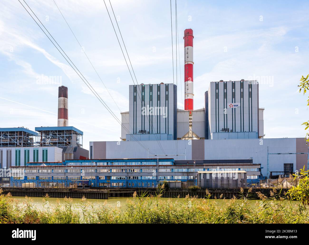 Edificio principale della centrale a carbone del FES di Cordemais, vicino a Nantes, Francia, in una giornata estiva di sole. Foto Stock