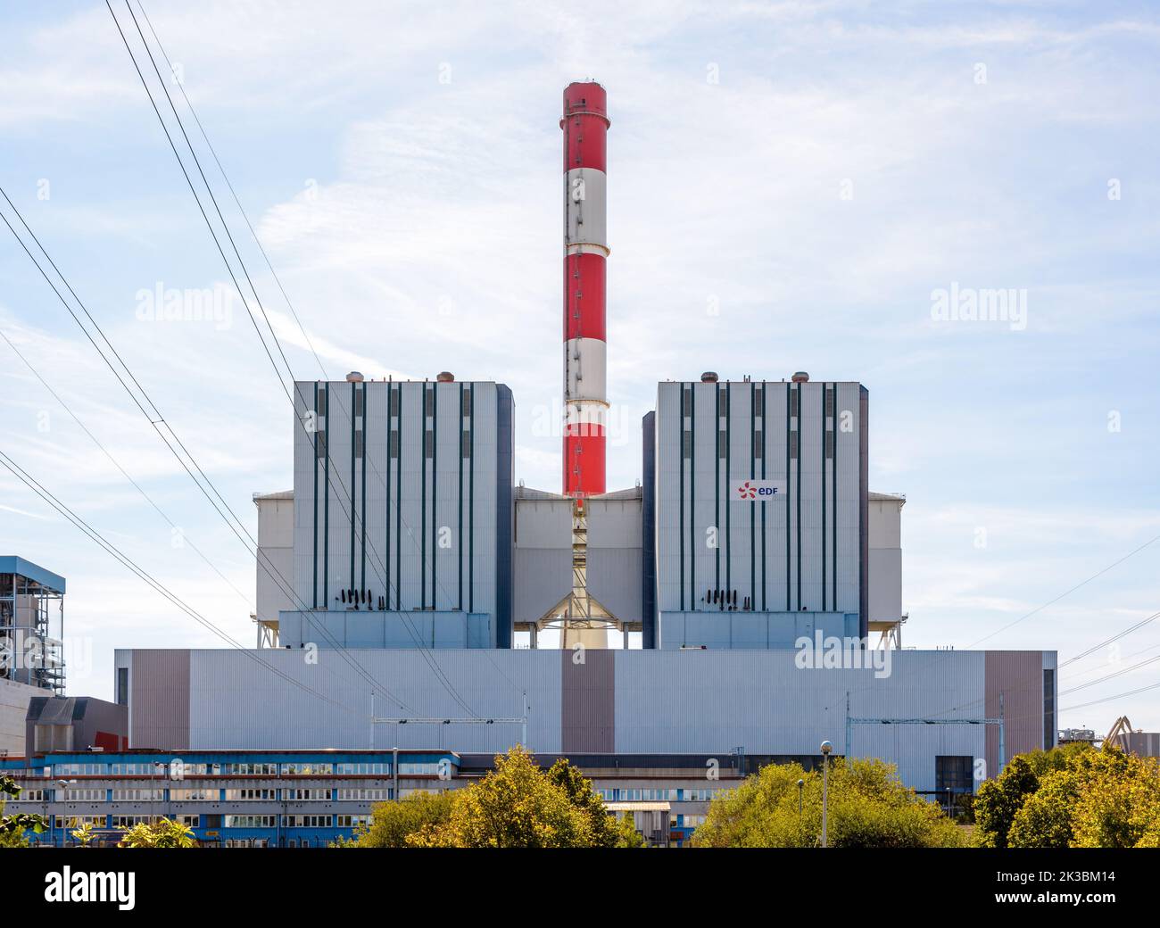 Vista frontale dell'edificio principale della centrale elettrica a carbone del FES di Cordemais, vicino a Nantes, Francia, in una giornata estiva di sole. Foto Stock