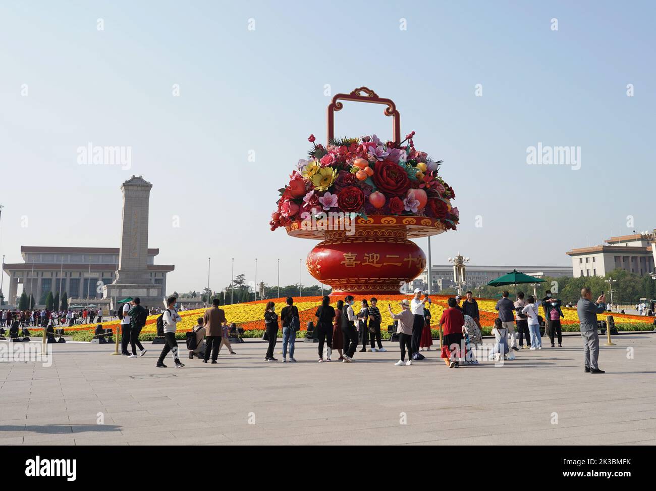 Pechino, Cina. 25th Set, 2022. La foto scattata il 25 settembre 2022 mostra un 'cesto di fiori' in Piazza Tian'anmen a Pechino, capitale della Cina. L'esposizione alta 18 metri a forma di cesto di fiori è collocata in Piazza Tian'anmen come decorazione per la prossima festa della Giornata Nazionale. Credit: Ren Chao/Xinhua/Alamy Live News Foto Stock