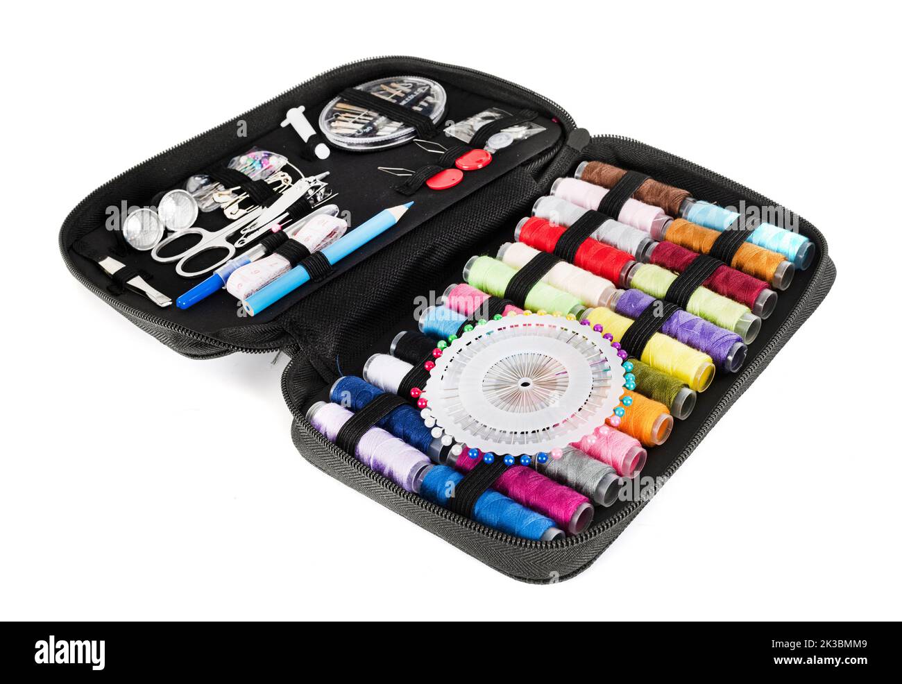Accessori per cucire davanti a uno sfondo bianco Foto Stock