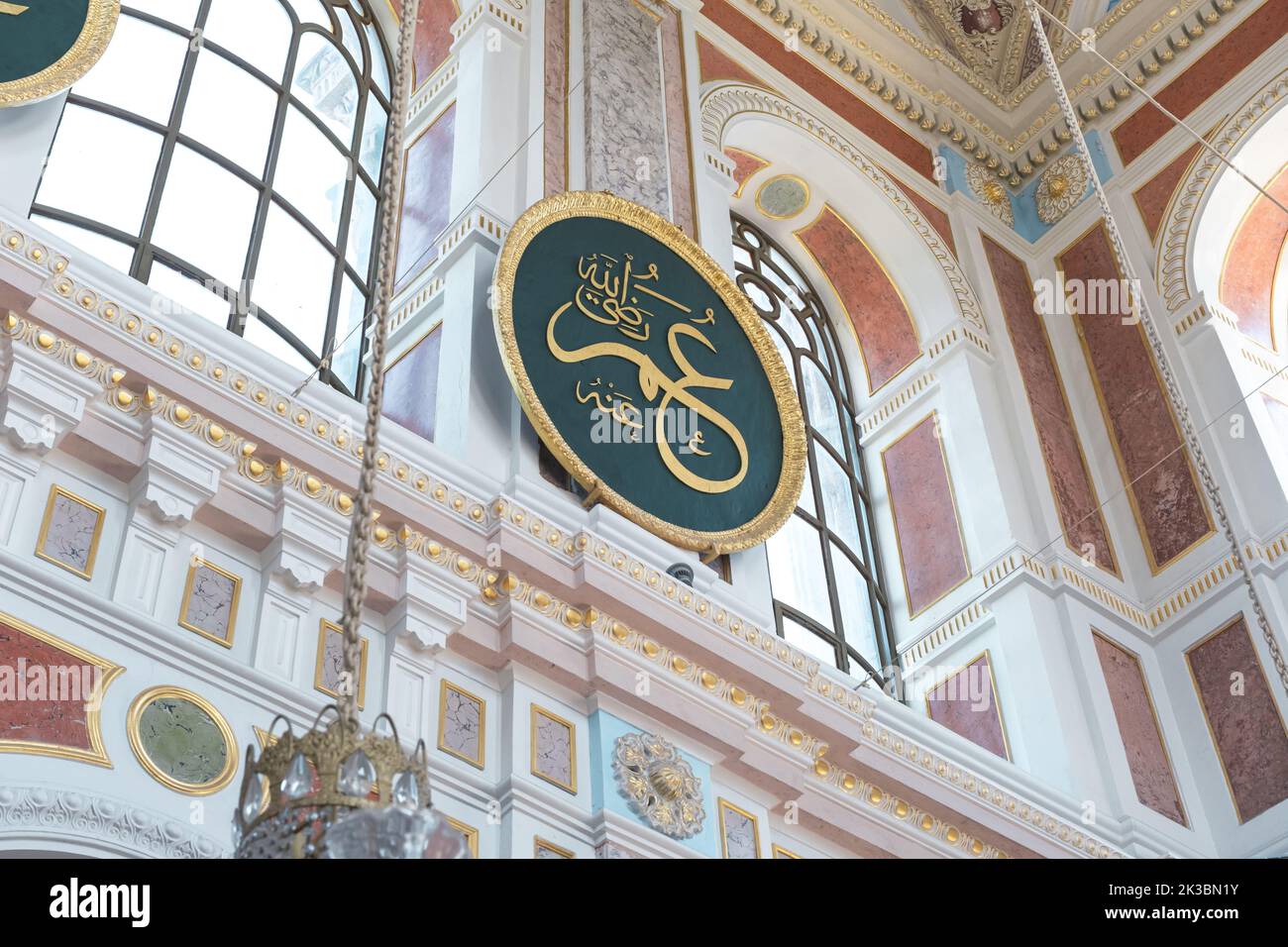 Interno della Moschea di Ortakoy, targa verde islamica con testo in corano nella Moschea di Ortakoy, struttura islamica con decorazioni murali, musulmana e religiosa Foto Stock