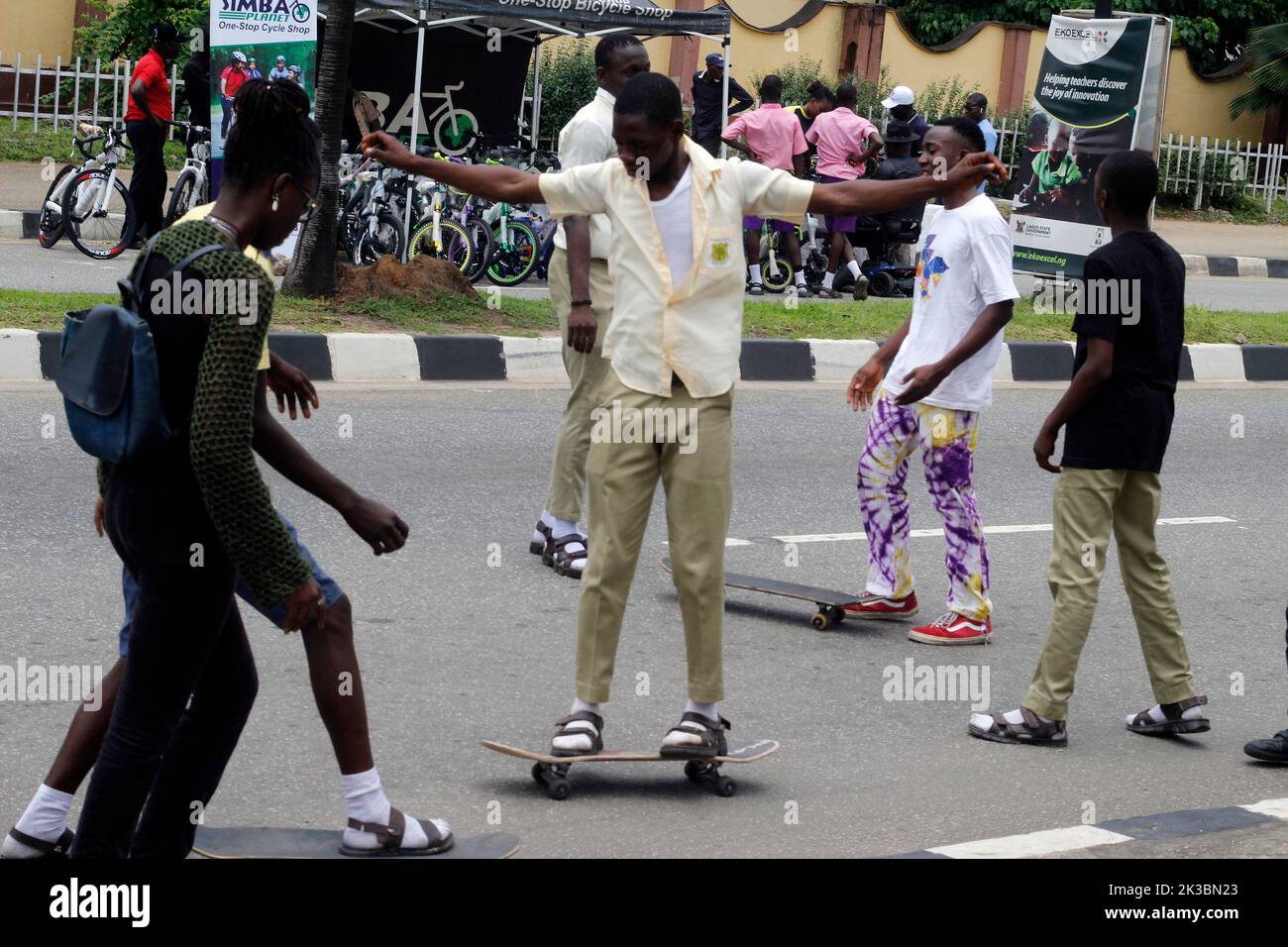 Lagos festeggia il 2022° giorno mondiale di auto libere a Lagos, Nigeria. 25th Set, 2022. I bambini della scuola imparano a pattinare ad Alusa mentre il governo dello Stato di Lagos celebra il 2022° giorno mondiale delle auto libere ad Alusa, Ikeja, Lagos, Nigeria, domenica 25 2022 settembre. Il governo statale ha dichiarato di aver incluso un parcheggio per biciclette in alcune delle sue infrastrutture stradali per incoraggiare un piano di trasporto non motorizzato e migliorare la forma fisica dei cittadini. Credit: Adekunle Ajayi/Alamy Live News Foto Stock