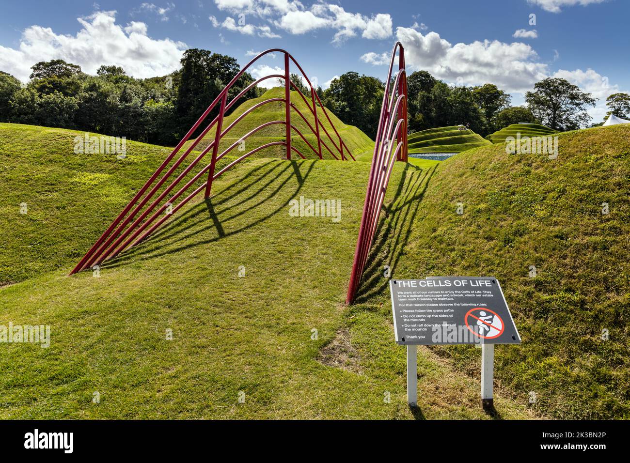 Forme fondiarie dal titolo “celle della vita” dello scultore Charles Jencks, Giove Artland, Wilkieston, Edimburgo, West Lothian, Scozia. Foto Stock