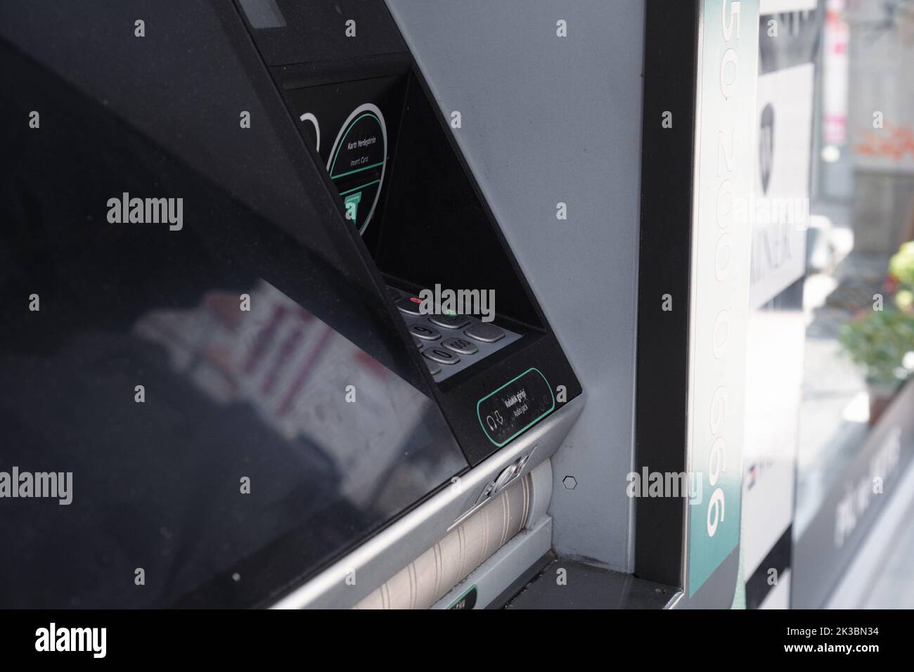 ATM macchina da vista laterale, nero automatico bancomat, business e finanza concetto, atm con schermo, prelievo di denaro e pagamento idea Foto Stock