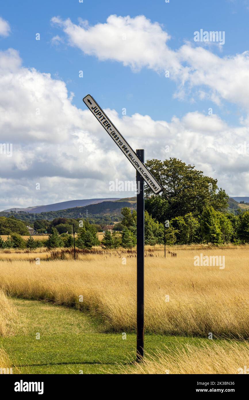 Segno che mostra la distanza dal pianeta Terra a Giove, Giove Artland, Wilkieston, Edimburgo, West Lothian, Scozia. Foto Stock