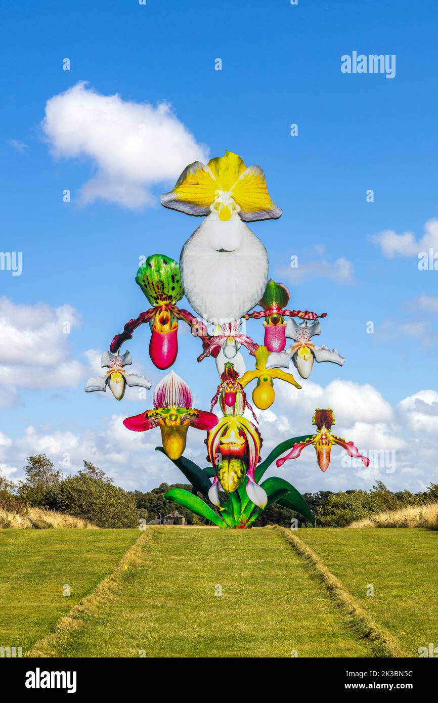 "Love Bomb", una scultura di orchidee alta 12 metri di Marc Quinn, Giove Artland, Wilkieston, Edimburgo, West Lothian, Scozia. Foto Stock