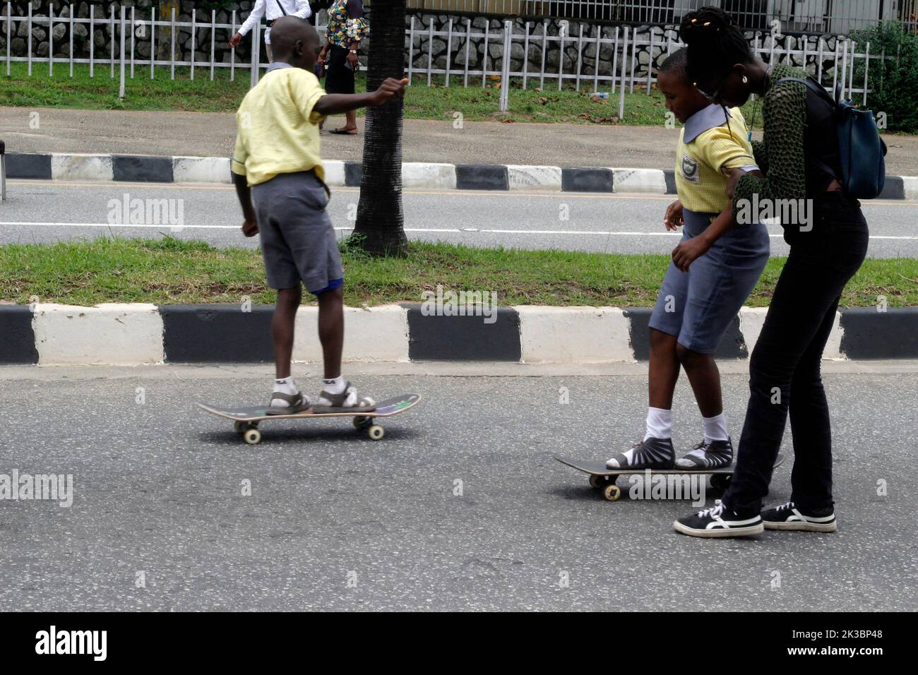 Lagos festeggia il 2022° giorno mondiale di auto libere a Lagos, Nigeria. 25th Set, 2022. I bambini della scuola imparano a pattinare ad Alusa mentre il governo dello Stato di Lagos celebra il 2022° giorno mondiale delle auto libere ad Alusa, Ikeja, Lagos, Nigeria, domenica 25 2022 settembre. Il governo statale ha dichiarato di aver incluso un parcheggio per biciclette in alcune delle sue infrastrutture stradali per incoraggiare un piano di trasporto non motorizzato e migliorare la forma fisica dei cittadini. Credit: Adekunle Ajayi/Alamy Live News Foto Stock