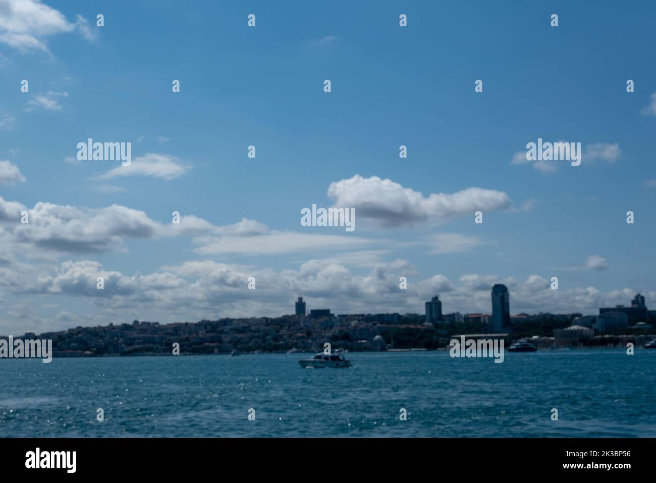 Istanbul Bosforo con cielo nuvoloso blu e bello, turismo e concetto di viaggio, vista sul mare, idea di sfondo Turchia, posto turistico Foto Stock