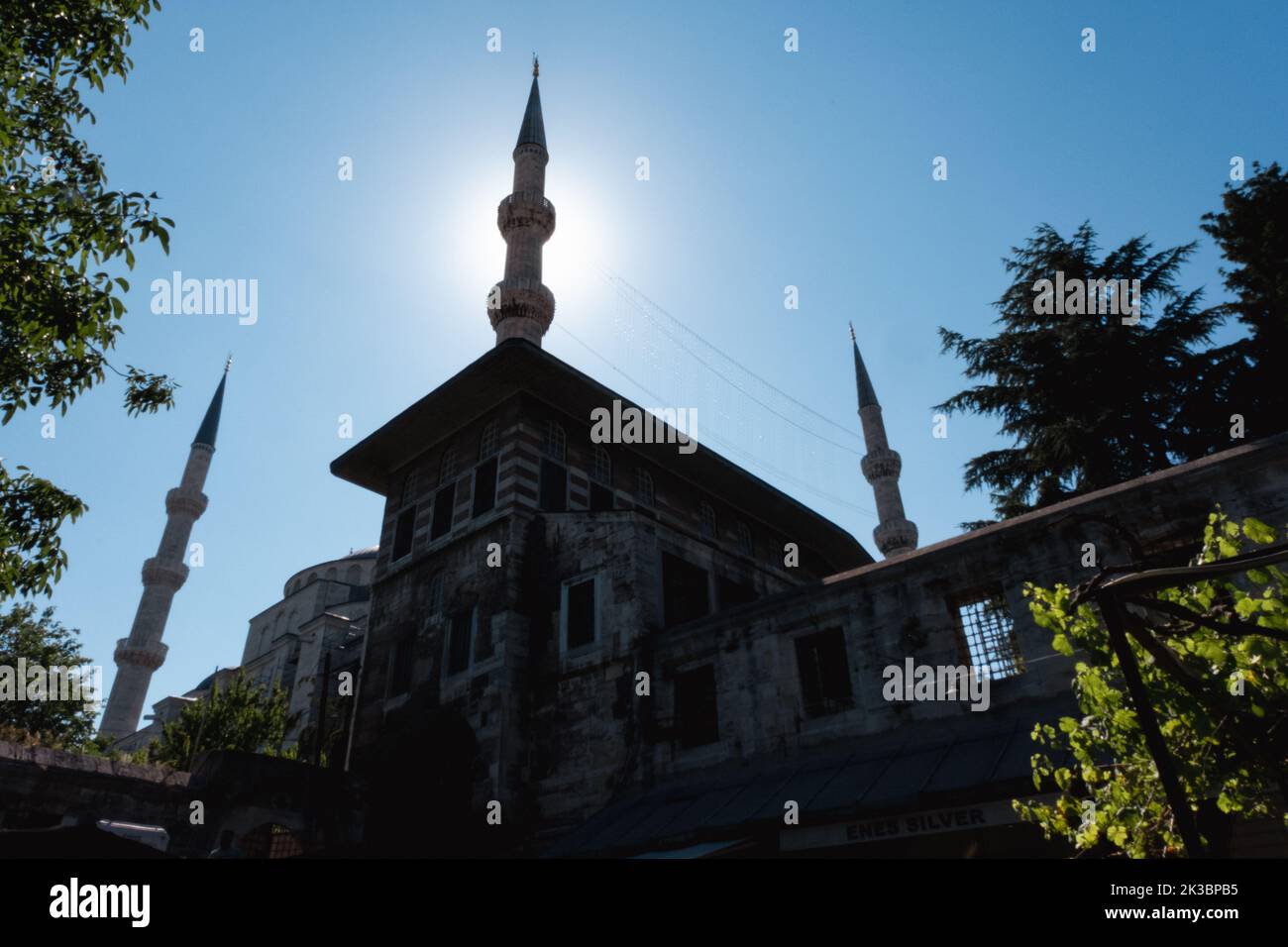I minareti della Moschea Blu si affacciano sul sole, sul concetto di silhouette, sul concetto musulmano e islamico, sulla moschea storica di Istanbul, sui bellissimi luoghi di interesse con la moschea Foto Stock