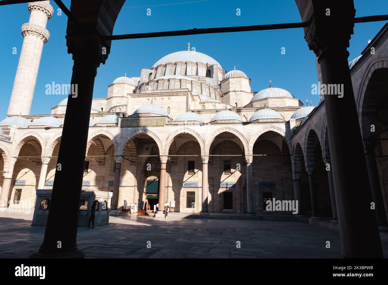 Vista sul cortile e sulla cupola della Moschea di Suleymaniye con cielo blu, vecchia struttura antica, splendidi monumenti con moschea, concetto musulmano e islamico Foto Stock