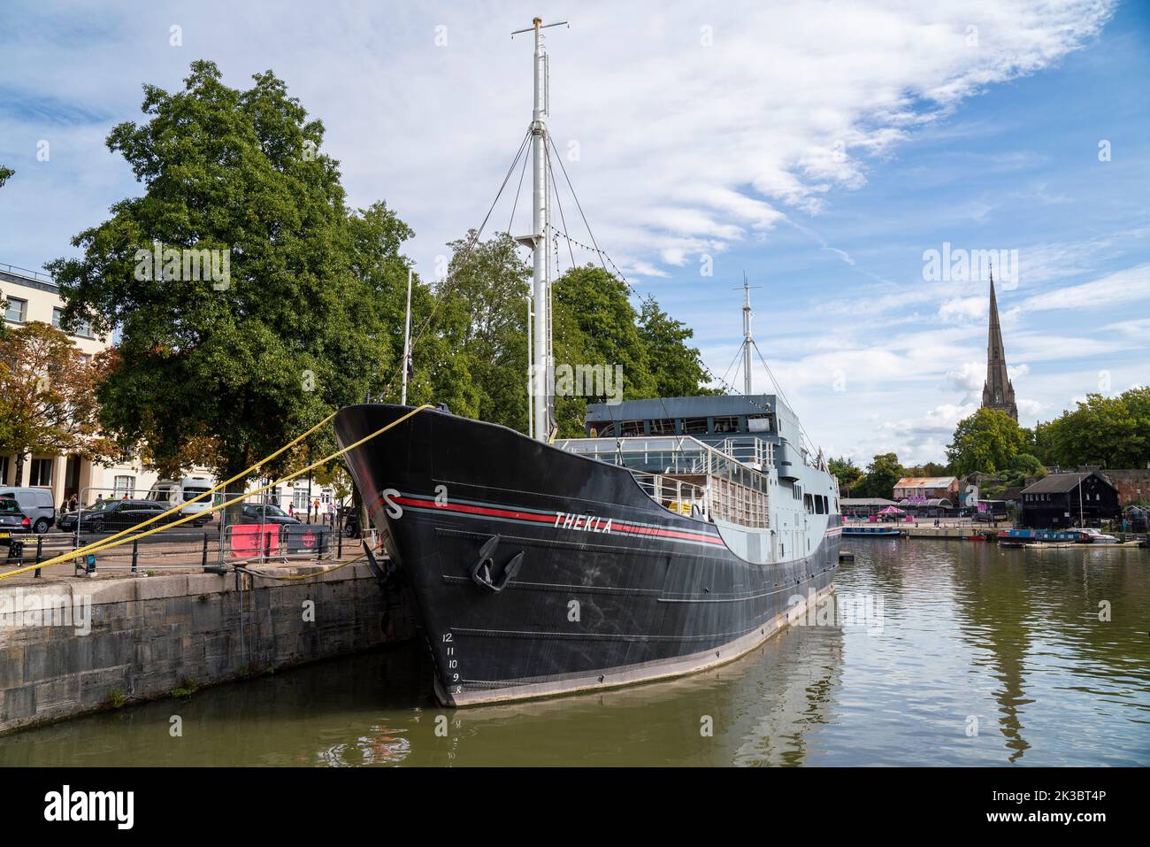 Vista generale del Thekla, conosciuto anche come Thekla Social, un luogo di musica dal vivo su una barca ormeggiata nel porto galleggiante di Bristol, Inghilterra, Regno Unito. Foto Stock