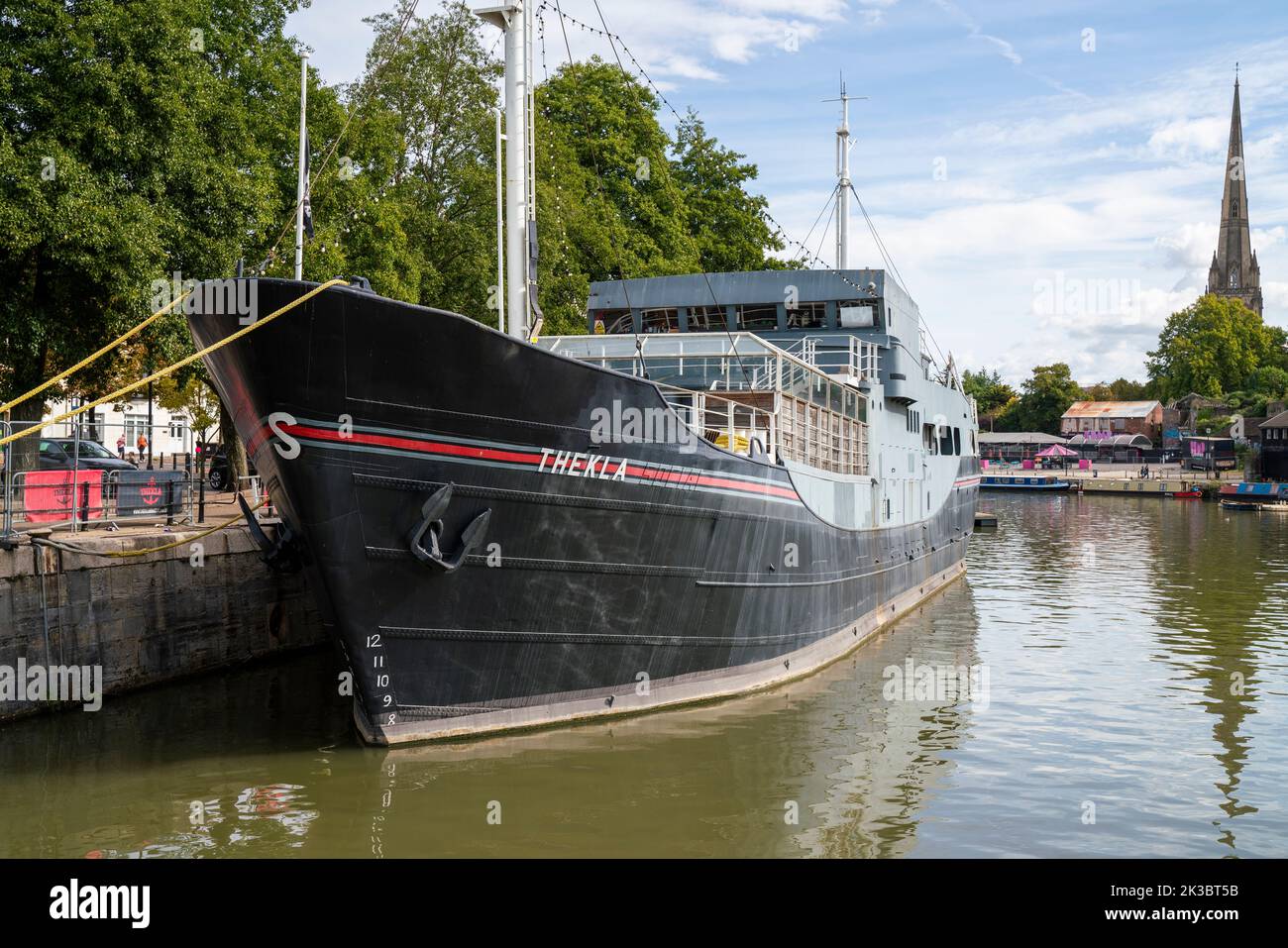 Vista generale del Thekla, conosciuto anche come Thekla Social, un luogo di musica dal vivo su una barca ormeggiata nel porto galleggiante di Bristol, Inghilterra, Regno Unito. Foto Stock